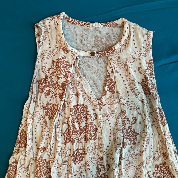 Cute Sleeveless top with front cutout flared bottom blouse size Small - Picture 6 of 16